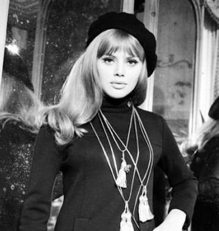 Britt Ekland beret