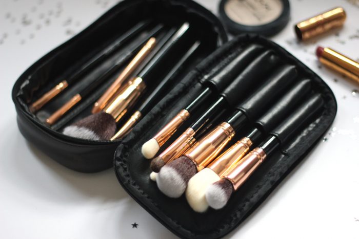 six-plus-make-up-brushes