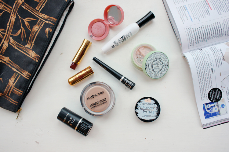 MAKE UP BAG ESSENTIALS