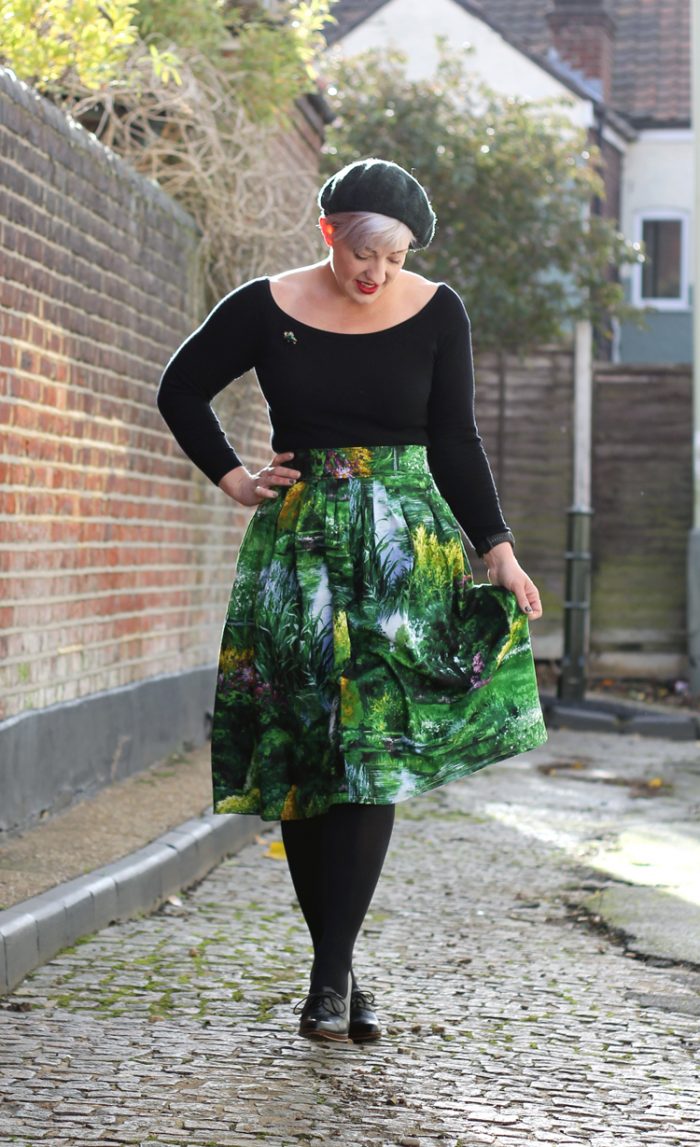 Green skirt hot sale black tights